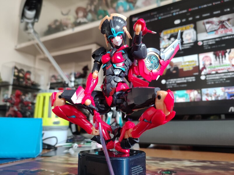 Flame Toys Transformers Furai Model Kit Windblade In Hand Image  (4 of 11)
